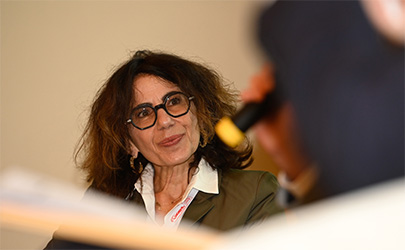 Intervenante lors d'une interview derrière un micro