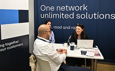 Professionnels autour d'une table avec un ordinateur