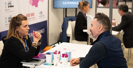 Un homme et une femme assis devant une carte de France