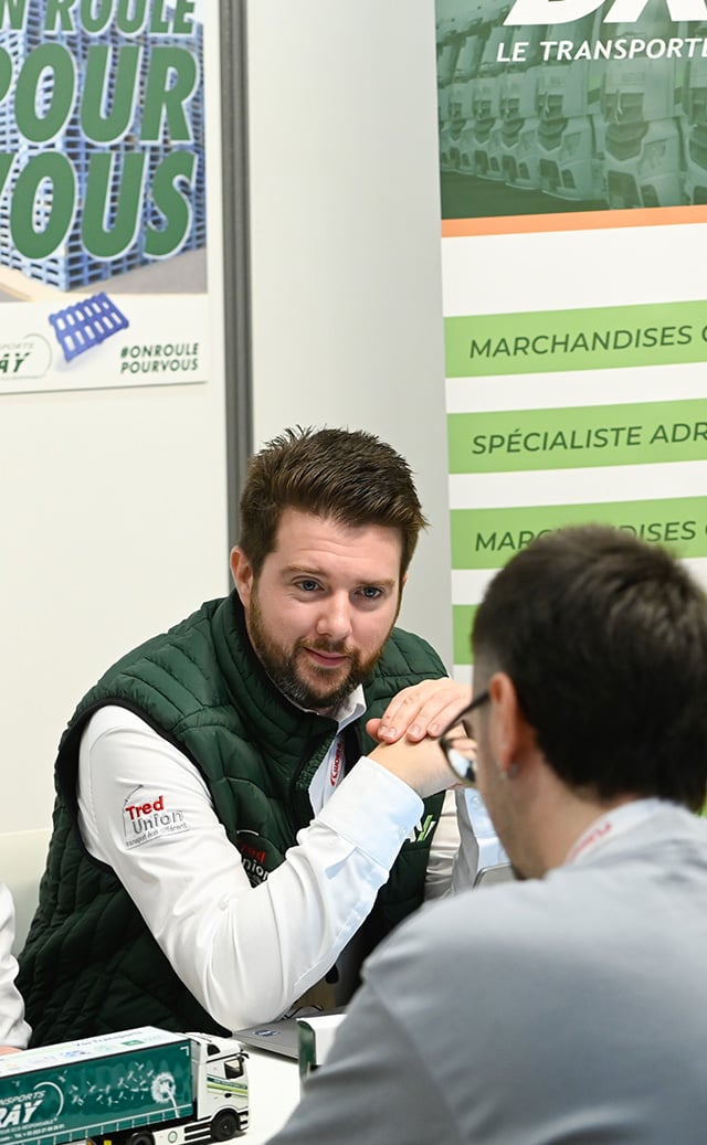 Homme souriant avec un gilet vert