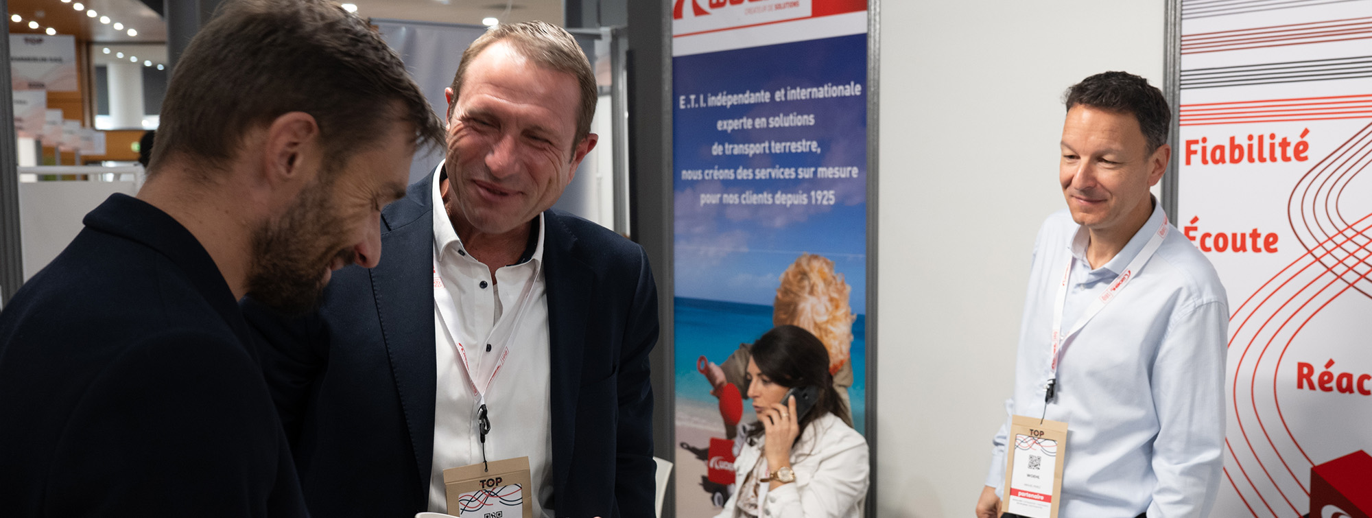 Hommes souriant et portant des badges