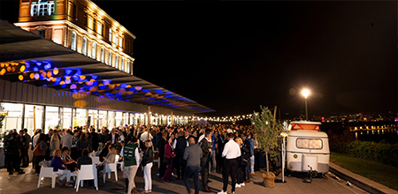 Groupe de personnes lors d'une soirée à l'extérieur du salon