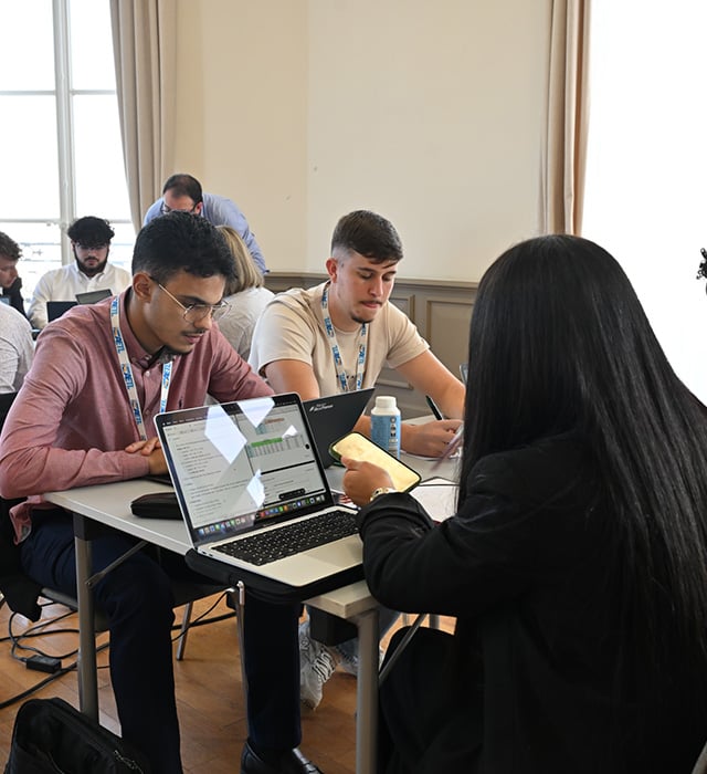 Participants au hackathon réunis autour d'une table