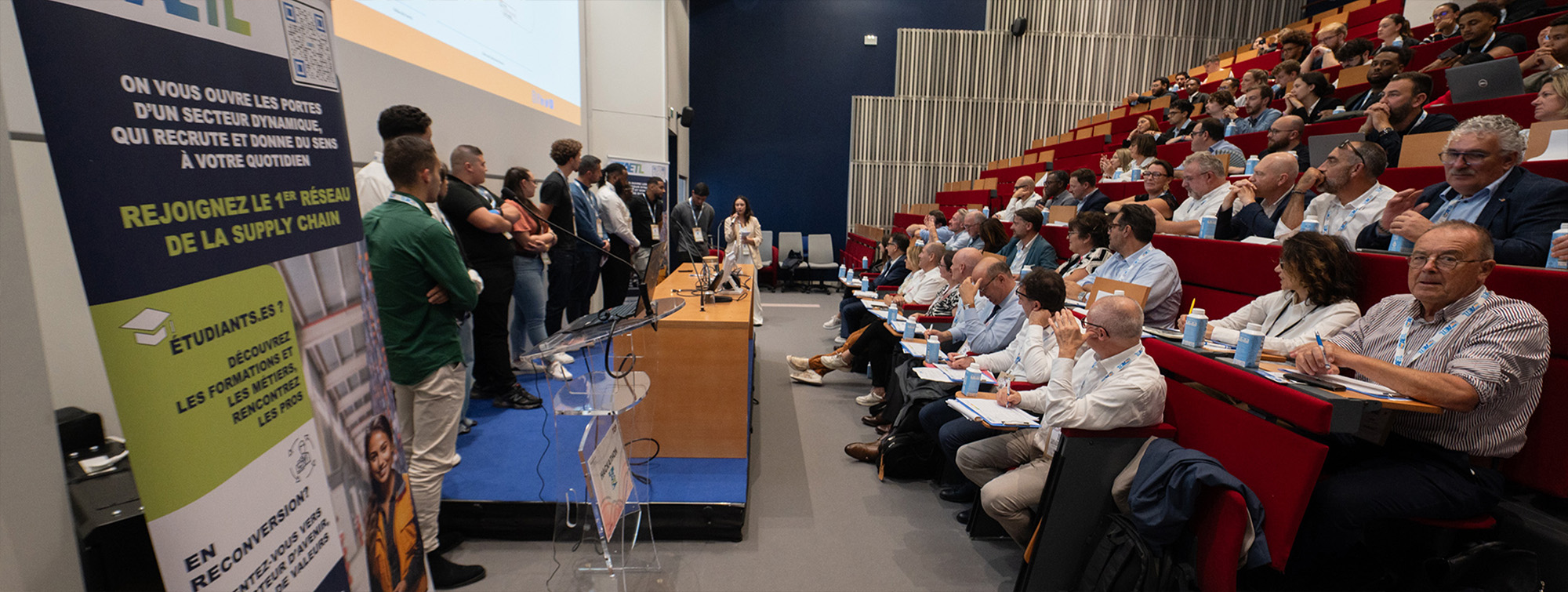 Public écoutant les participants du hackathon