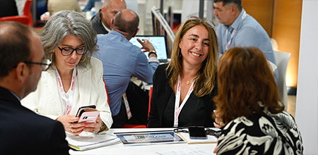 Partenaires souriant autour d'une table