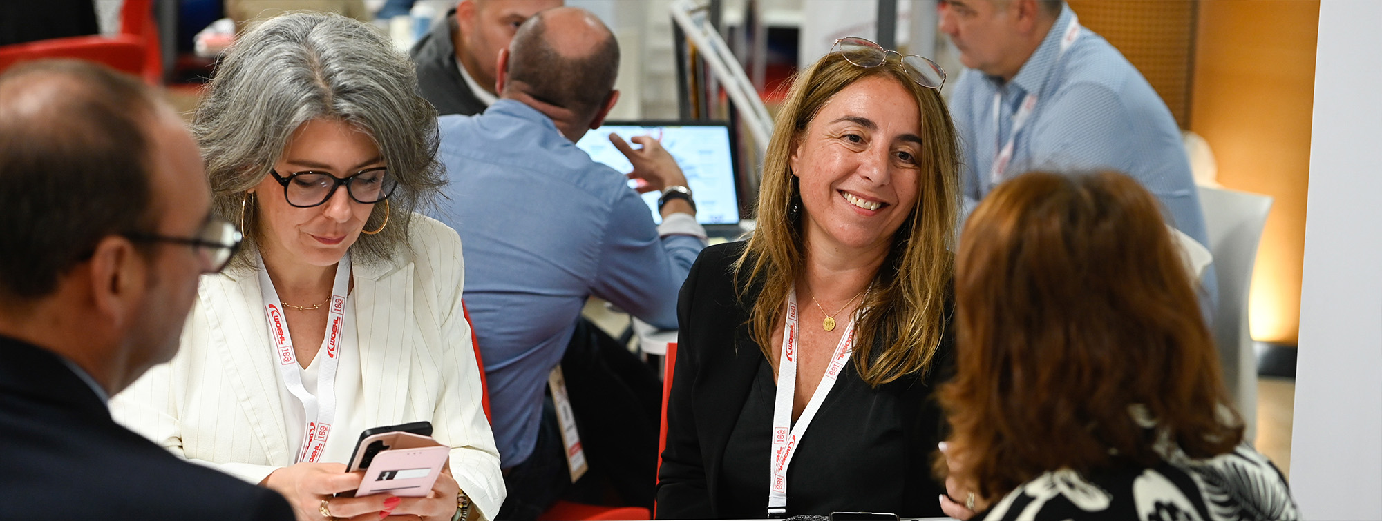 Partenaires souriant autour d'une table