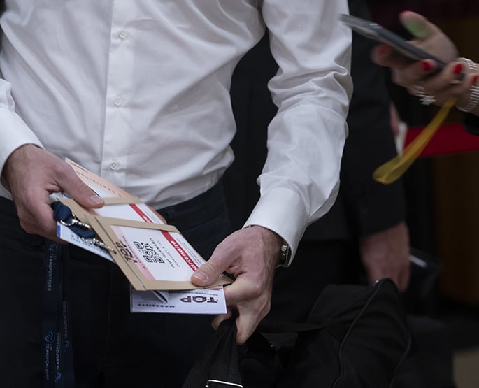 Visiteur tenant un ticket dans ses mains