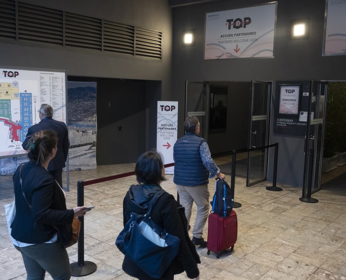 Visiteurs avec leurs valises à l'entrée du salon