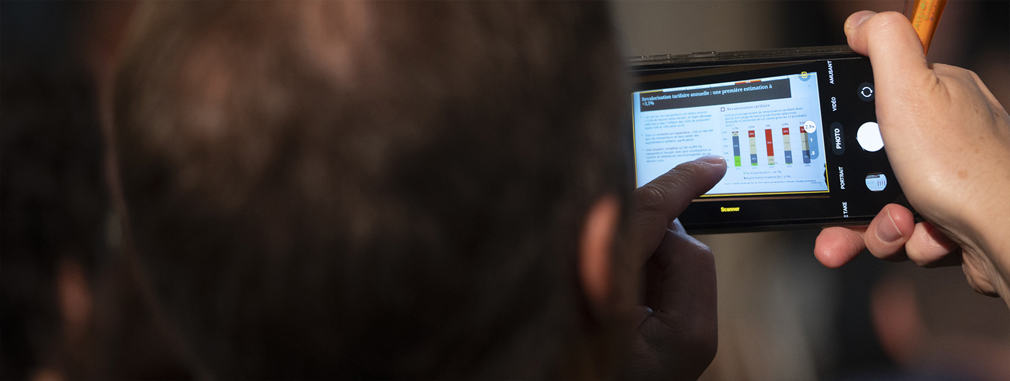 Homme naviguant sur son téléphone