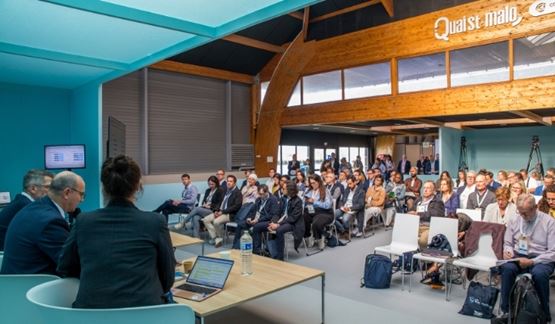 Quai St-Malo avec intervenants sur scène et panel de participants