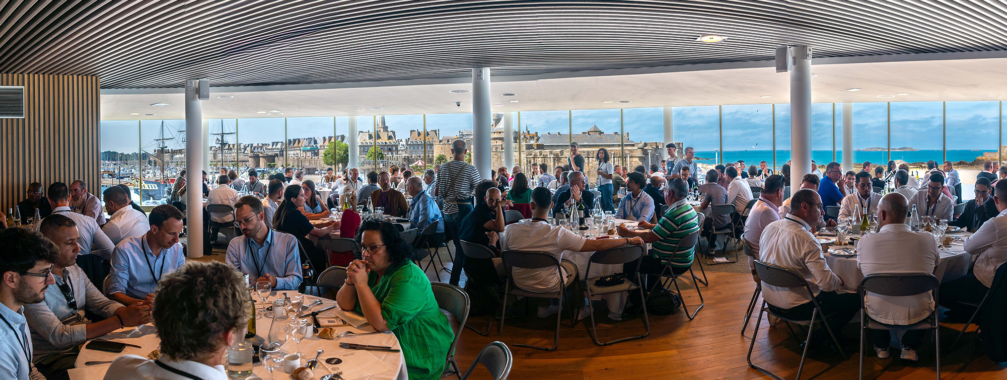 Groups of guests at table in a restaurant in Saint-Malo