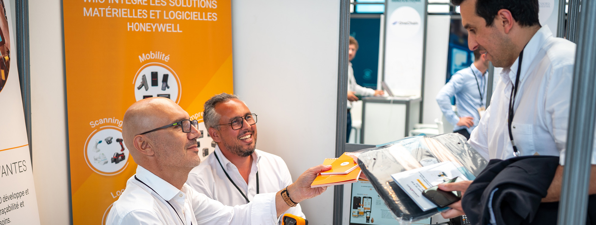 Exposant discutant avec un client