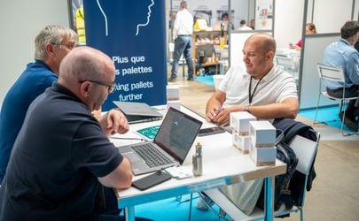 des hommes en rendez-vous