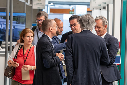 Des invités discutant dans les couloirs du salon