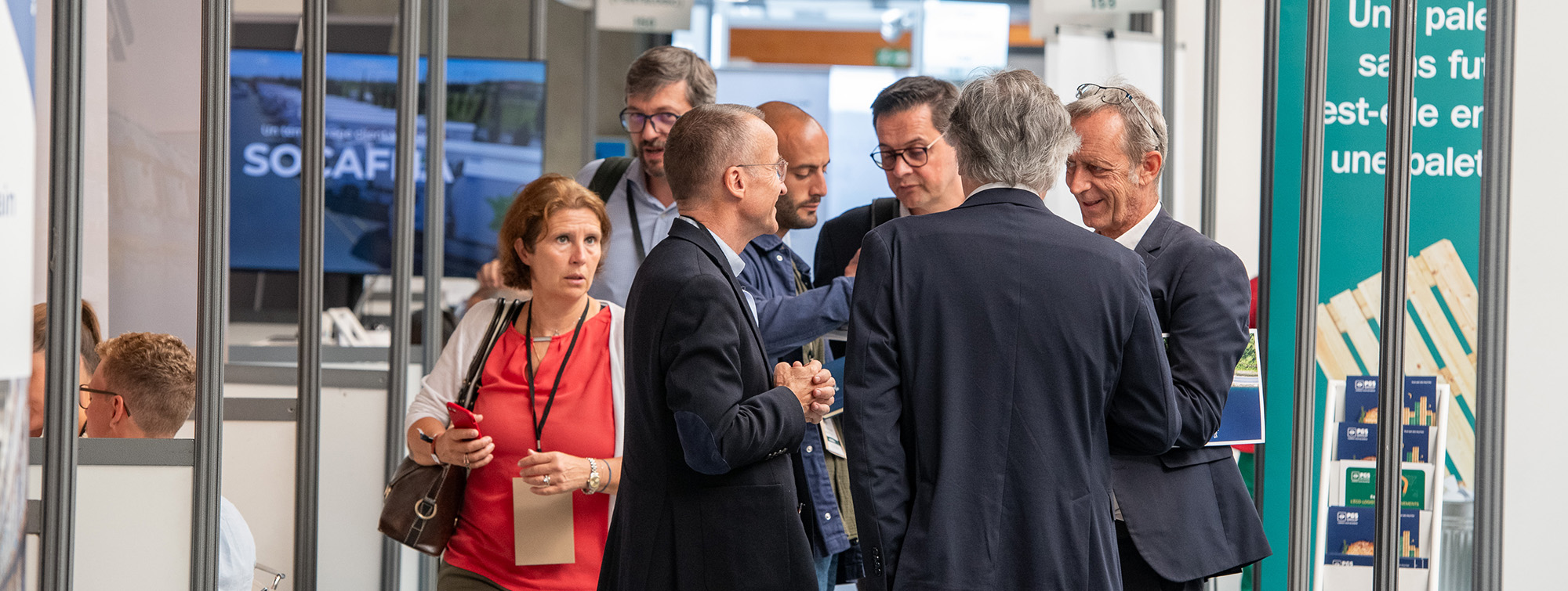Des invités discutant dans les couloirs du salon