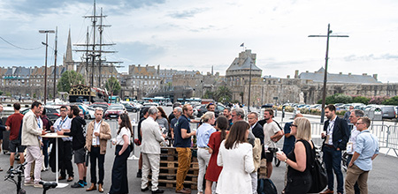 Des invités du salon discutant en extérieur