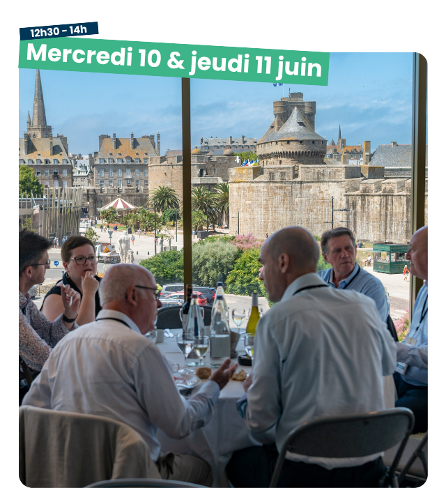 Des personnes à table à Saint-Malo