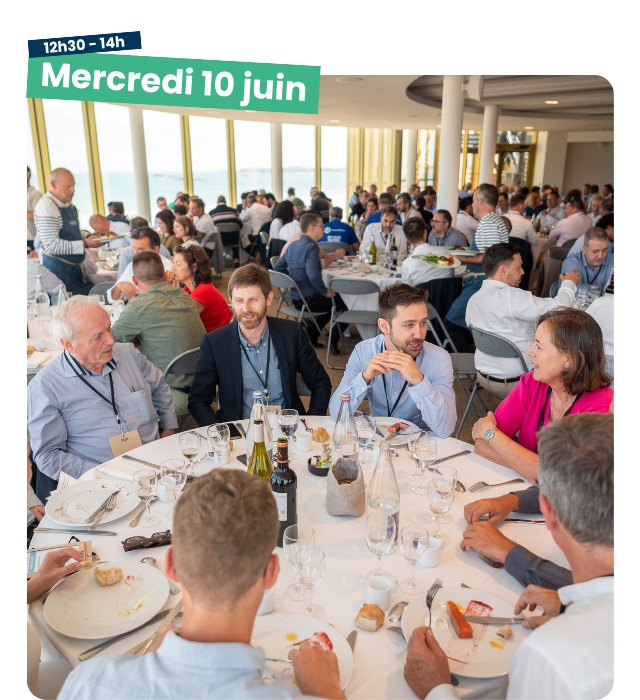 Des personnes à table