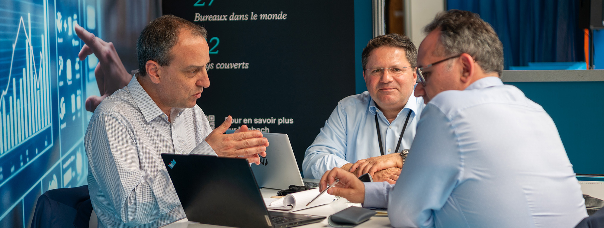 Partenaires institutionnels discutant autour d'une table