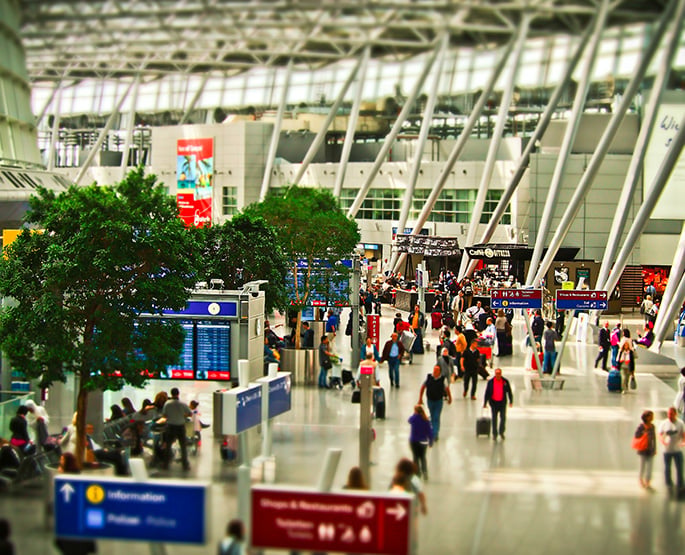 Voyageurs dans le hall d'une gare