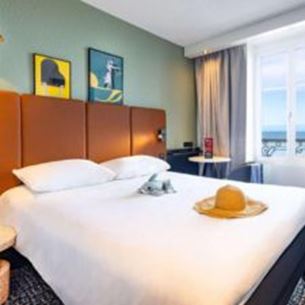 Chambre lumineuse avec de beaux portraits à l'hôtel Ibis de Saint Malo