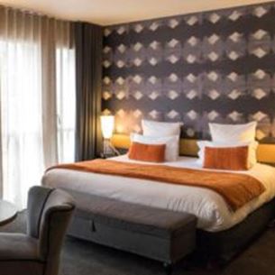 Chambre très solaire de l'hôtel L'Adresse à Saint Malo, équipée du nécéssaire pour un bon séjour