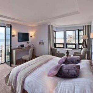 Nouveau Monde hotel room equipped with a desk and all the amenities for an impeccable stay in Saint Malo