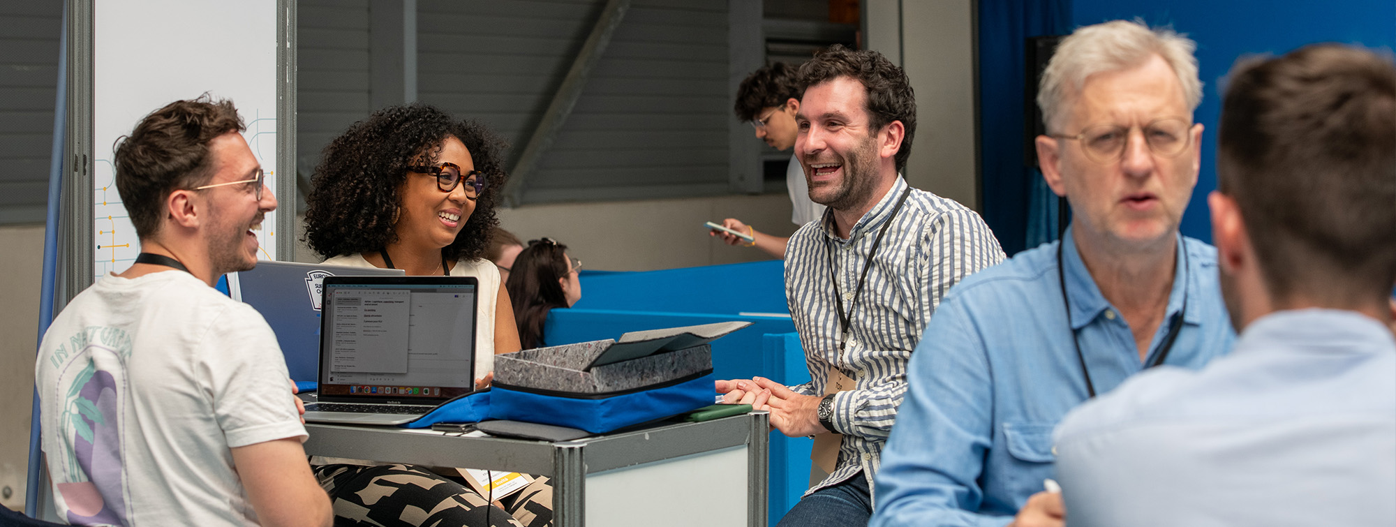 Hommes souriant dans les couloirs du salon