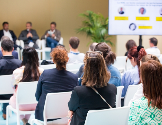 Décideurs de la logistique et du transport qui écoutent des conférences d'expert lors de Top Logistics