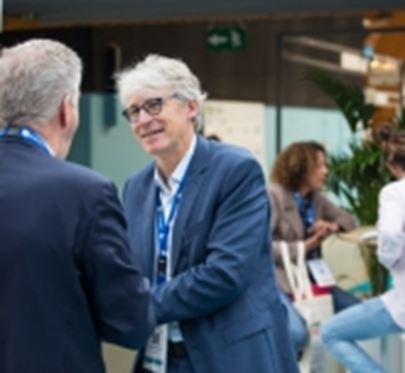 Two smiling handshakers at Top Logistics Europe