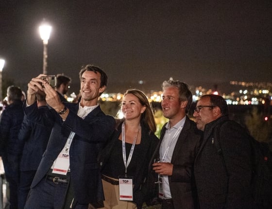 Des participants de Top Transport Europe souriant et prenant un selfie lors de la soirée networking.