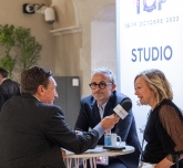 Interview de participants lors de l'événement Top Transport Europe 2023 dans le studio.