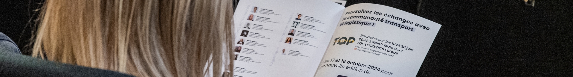 Une experte de la supply chain lit le guide de visite de Top Transport Europe