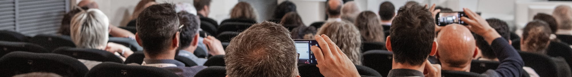 Experts assistant à une conférence du secteur du transport