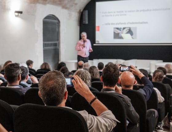Personnes assistant à une conférence d'un expert du transport
