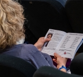 Experte qui consulte le programme de Top Transport Europe