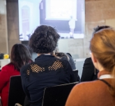 Des chargeurs qui écoutent une conférence ou un atelier expert