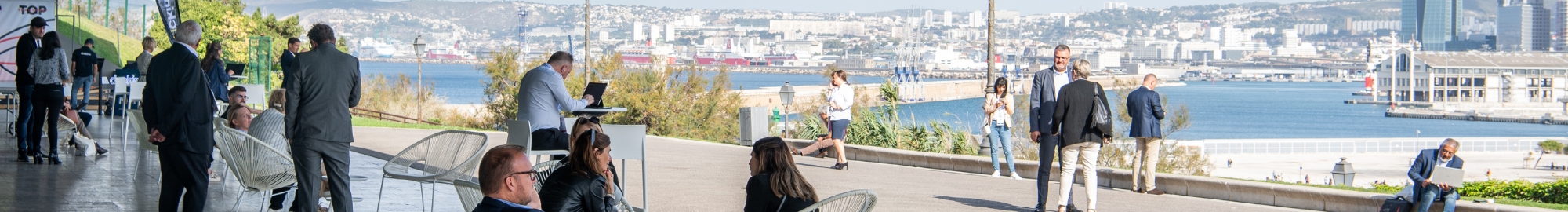 Experts du transport qui discutent sur la terrasse de Top Transport Europe