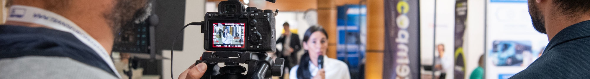Une intervenante lors de Top Transport Europe est filmée et en interview