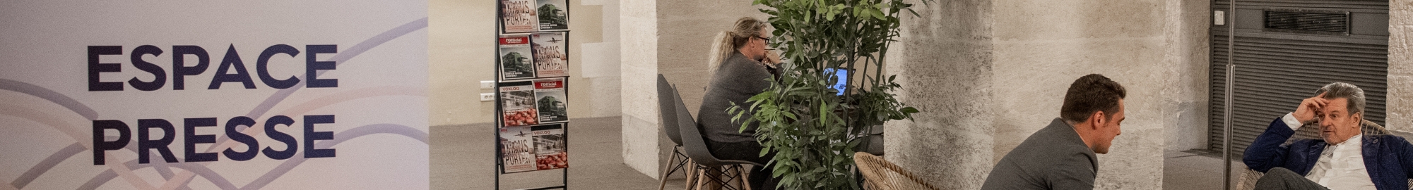 L'espace presse pendant Top Transport Europe, des experts et des journalistes discutent