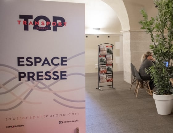 L'espace presse pendant Top Transport Europe, des experts et des journalistes discutent de sujets transport